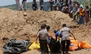 Правят масов гроб за жертвите на цунамито