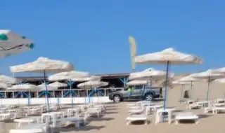 Джип се движи по дюните в Приморско, докато вози дете от външната страна