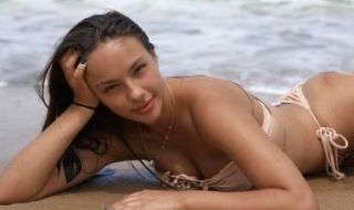 Една от бившите на Неймар лъсна гола от плажовете в Мексико