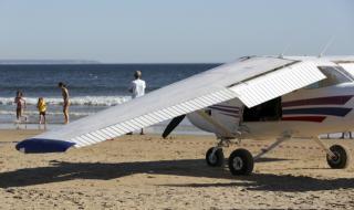 Самолет кацна аварийно на оживен плаж, има жертви