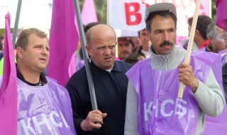 Синдикатите: Дайте парите на работниците, не на банката