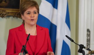 Никола Стърджън ще остане на поста до избирането на неин приемник