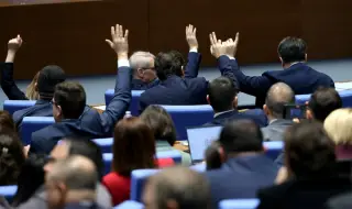 Гласуват на първо четене удължителния закон за бюджета