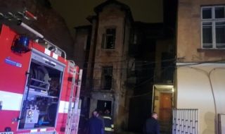 Взрив и пожар в столицата, изгоря етаж от сграда