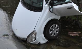 18-годишен с BMW падна в река в Хасково