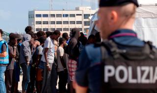 Италия не допусна кораб с над 600 бежанци