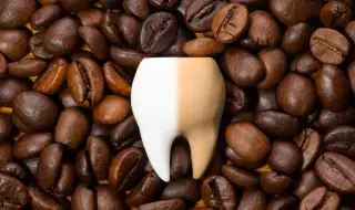 Стоматолози изброиха храните и напитките, които най-силно оцветяват зъбния емайл
