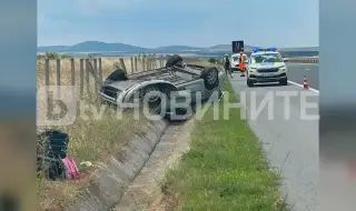 Кола се обърна по таван на магистрала „Тракия“