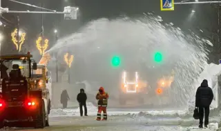 Властите в Камчатка поискаха помощ от Москва заради аномалните снеговалежи ВИДЕО