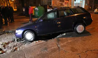 Автомобил пропадна в дупка на улица в Пловдив