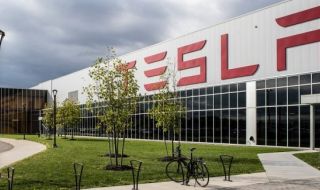 Tesla уволни десетки служители в гигафабриката в Ню Йорк