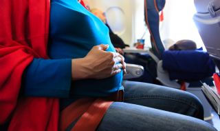 Жена роди по време на презокеански полет без да знае, че е бременна