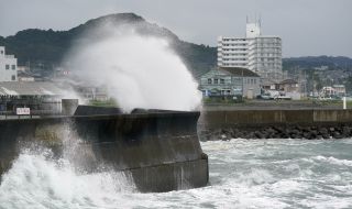 Снежни бури и ураганен вятър връхлетяха Япония