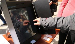 Гласуват експериментално в три района на София