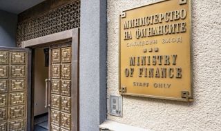 МФ: България няма намерения да прави реекспорт на руски нефт