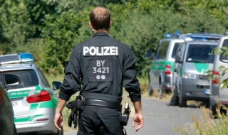 Германка обърка полицаи със стриптизьори