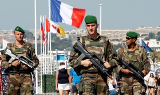 Въоръжен се барикадира във френски хотел