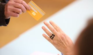 Куриоз: Мъж подаде за гласуване кредитна вместо лична карта