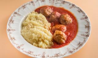 Рецепта за вечеря: Кюфтенца по марокански с доматен сос
