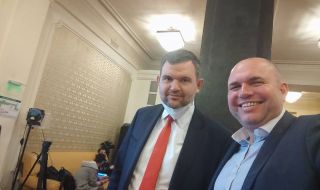 Снимка на Владислав Панев с Пеевски вбеси избирателите на ДБ