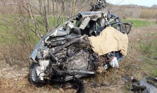 Шофьор загина в тежка катастрофа с ТИР СНИМКИ