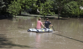 Близо $ 1 млрд. са щетите от наводненията в Канада - Видео