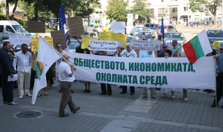 Еврокомисар посрещнат у нас с плакати "екопрестъпници"