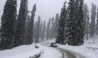 Обилен снеговалеж на "Шипка" ,7 машини почистват пътя