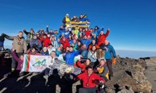 Заявка за световен рекорд: 53 българи изкачиха Килиманджаро (ВИДЕО)