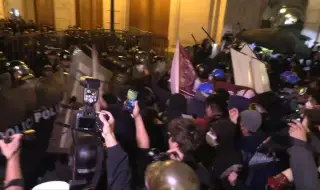 Протестиращи и полиция влязоха в жесток сблъсък при протест срещу правителството на Перу ВИДЕО