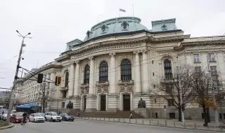 Студенти се събраха пред Софийския университет на "протестна акция против мафията"