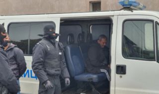 Синът и съпругът на кметицата на Симеоновград са задържани за купуване на гласове