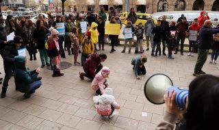 Родителски протест в София: Исканията са за присъствено обучение на големите ученици 