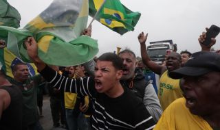 Бразилски шофьори на камиони блокираха десетки пътища в страната