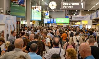 Няма гориво! Хиляди пътници блокирани на летището в Амстердам