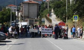 Жители на Чепеларе блокират пътя Пловдив-Смолян