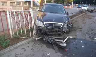 Шофьор разби светофар, знак и ограждения и избяга (Снимки)