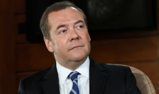 Медведев предрече победа за Русия в "свещената битка със Сатаната"