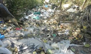 Тонове боклуци по поречието на Места