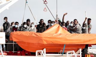 Спасиха повече от 70 мигранти в Средиземно море