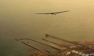 Solar Impulse 2 в опит да прелети над Арабско море (Видео + снимки)