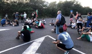 Протестиращи четат книги на пътя Стара Загора-Хасково