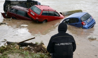 Трима следователи нищят наводнението в кв. „Аспарухово“