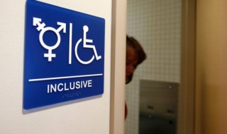 12 щата в САЩ настояват за отмяна на директива за транссексуалните тоалетни