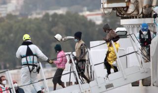 30 мигранти изчезнаха при опит за спасяването им край бреговете на Италия