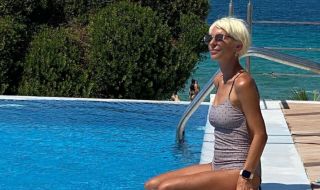 47-годишната Нана Гладуиш в топформа на плажа (СНИМКА)