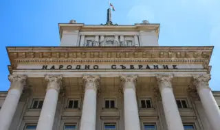 Парламентът обсъжда замразяване на депутатските заплати 