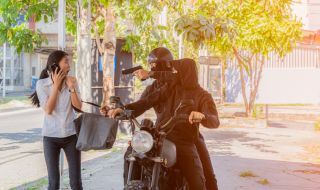 ВИДЕО хвана един от най-странните обири с мотоциклет