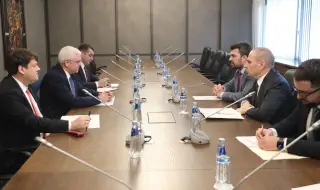 Правителството търси убежище на закъсалия кораб "Кайрос"