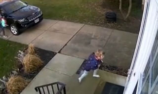 Вятърът буквално издуха малко момиче (ВИДЕО)